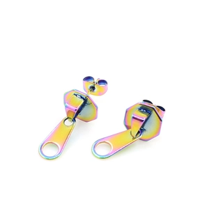 Pendientes de tuerca de acero inoxidable con diseño de cremallera en color arcoíris