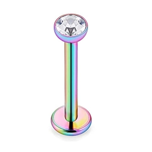 Dettaglio del piercing labret arcobaleno con intarsio in cristallo scintillante