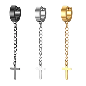 Dettaglio degli orecchini con pendente a croce in finiture lucide nero, argento e oro