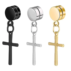 Dettaglio degli orecchini magnetici a croce nei colori nero, argento e oro lucido