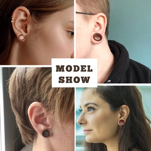 Modèle présentant des écarteurs d'oreilles vintage soleil lune et des plugs en bois