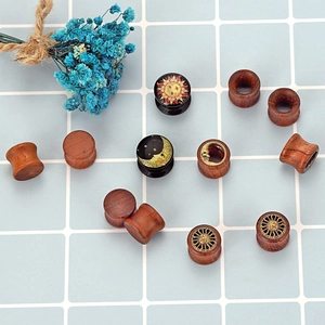 Écarteurs d'oreilles vintage en bois avec motifs soleil et lune sur fond bleu