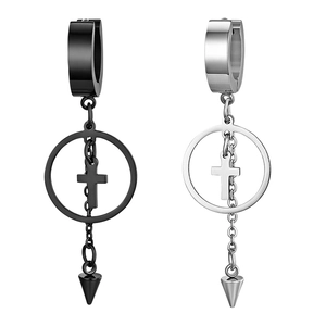 Dettaglio di orecchini punk con croce e punta pendente in finiture nero e argento