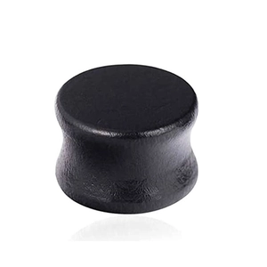Gros plan d'un plug d'oreille évasé en bois d'ébène noir avec texture mate naturelle