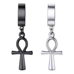 Dettaglio degli orecchini a croce Ankh in metallo lucido nei colori nero e argento