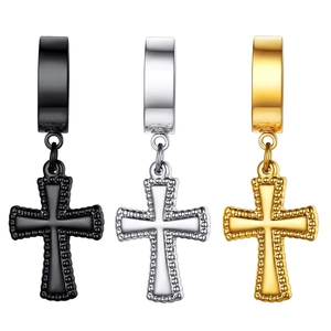 Dettaglio di orecchini a croce con finiture metalliche in nero, argento e color oro