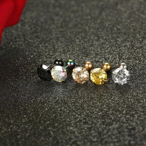 Vue détaillée de boucles d'oreilles en zircone de cinq couleurs avec fermoirs à vis en acier