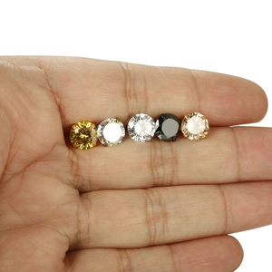 Comparaison détaillée de boucles d'oreilles zircon 2mm-8mm en plusieurs couleurs sur main