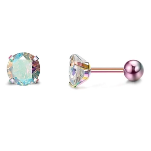 Vue détaillée des boucles d'oreilles en zircone irisées avec serti 4 griffes et fermoir à vis
