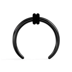 Makro-Detailansicht des schwarzen Edelstahl-Hufeisen-Nasenrings mit doppelten Ringen