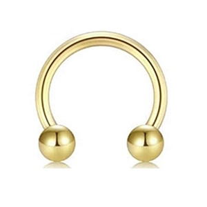 Detailaufnahme des goldenen Hufeisen-Piercings mit polierten Verschlusskugeln