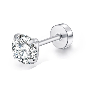 Détail d'un clou d'oreille en zircone avec serti 4 griffes et fermoir plat à vis