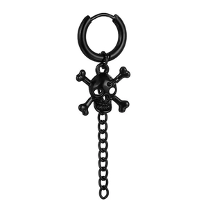 Dettaglio di orecchino a teschio in acciaio nero con catena lunga in stile punk rock