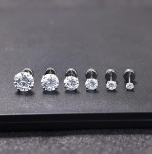 Vue détaillée de six clous d'oreilles en acier inoxydable avec zircons ronds clairs