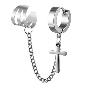 Dettaglio dell'orecchino a catena in acciaio argento con earcuff e croce