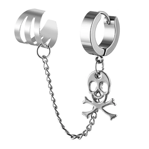 Dettaglio di earcuff punk in acciaio inossidabile con catena e ciondolo a teschio