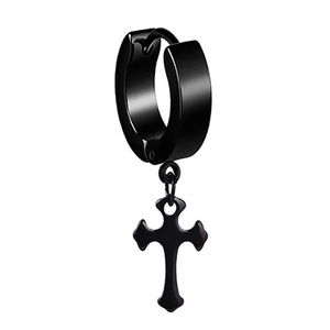 Dettaglio dell'orecchino huggie in acciaio nero con ciondolo a forma di croce