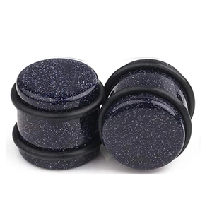 Detailweergave van de blauwe zandstenen oordoppen met sterrenglitter en rubberen ringen