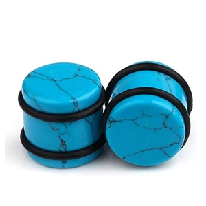 Detailweergave van synthetische blauwe turquoise oordoppen met zwarte marmeren aders