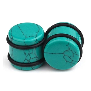 Turquoise stenen oorpiercings met zwarte O-ringen voor lichaamsversiering op wit