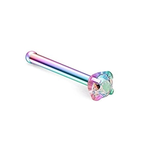 Makroaufnahme von regenbogenfarbenem Nasenstecker aus Edelstahl mit Zirkonia-Stein