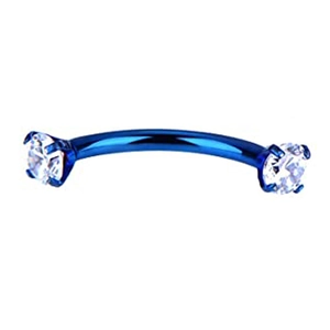 Dettaglio macro del piercing curvo blu con pietre di zirconia cubica rotonde da 3mm