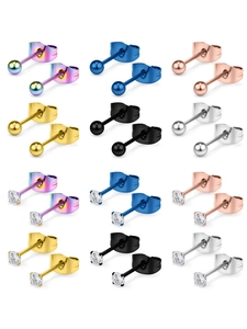Dettaglio di orecchini a perno in acciaio inossidabile colorato con zirconi incastonati