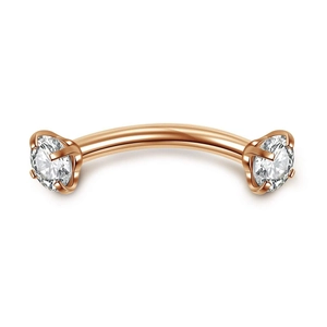 Dettaglio macro del piercing curvo oro rosa con due zirconi cubici da 3mm