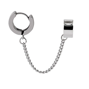 Dettaglio del set di orecchini in acciaio argento con cerchio, polsino e catena