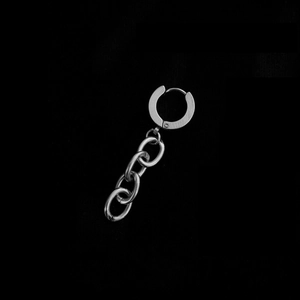 Dettaglio macro di orecchino a cerchio in acciaio con tripla maglia a catena ovale stile