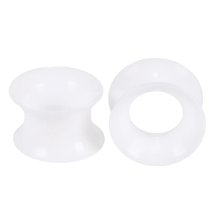 Makro-Detail von weißen, flexiblen Silikon-Ohr-Tunnels im Doppel-Flared-Design
