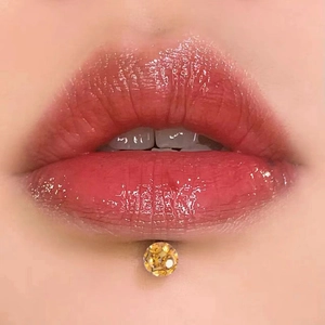 Makroaufnahme von 16G Gold Kristallkugel-Labret für Lippen- und Ohrpiercings