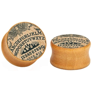 Paar Holz-Ohrplugs mit klassischen Ouija-Board-Mustern auf weißem Hintergrund