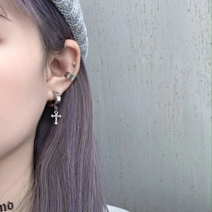 Set di earcuff e orecchini a croce in acciaio inossidabile unisex stile streetwear