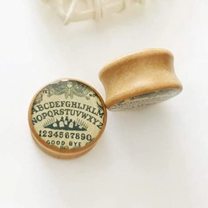 Paar natürliche Holz-Ohrplugs mit Vintage-Ouija-Board-Design und Alphabet-Gravuren