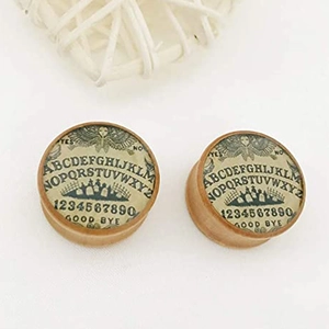Makroansicht von Holztunneln mit Vintage-Gothic-Ouija-Muster und Gravur-Details