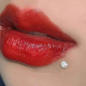Funkelndes Shamballa-Kristall Labret-Piercing und roter Lipgloss im Set