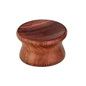 Dettaglio macro di un dilatatore in legno naturale lucido con venature e forma a sella