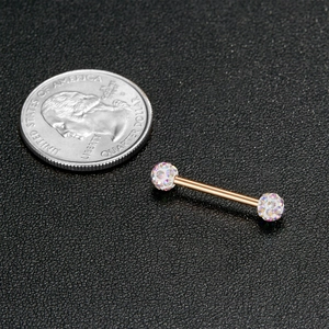 Roségold Zungenpiercings mit Regenbogen-AB-Kristallkugeln neben Münze zur Größe