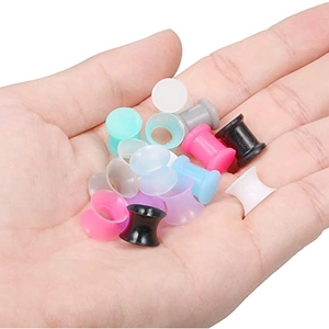 16 Paar bunte Silikon-Ohrplugs im Set mit doppeltem Rand in der Hand gehalten