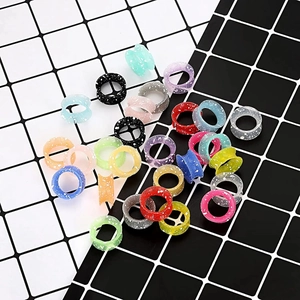 Écarteurs d'oreilles en silicone multicolores avec design éclaboussé sur fond à carreaux
