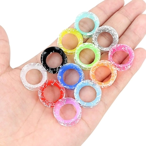 Set van 11 kleurrijke siliconen oor stretchers met wit craquelé patroon voor piercings