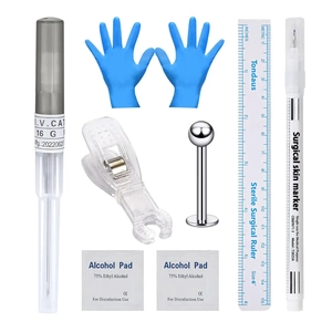 Vue à plat du kit de perçage professionnel 9 pièces avec aiguille 16G et outils stériles