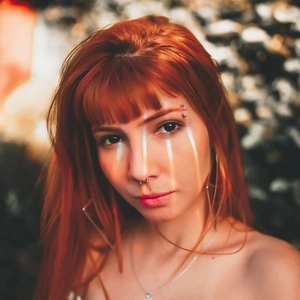 Primo piano del set di piercing per sopracciglia e naso in argento indossato da una modella