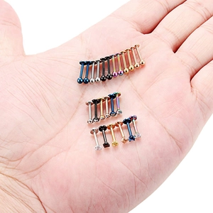 Vue macro de l'ensemble de 24 piercings en acier inoxydable avec zircons sur la paume