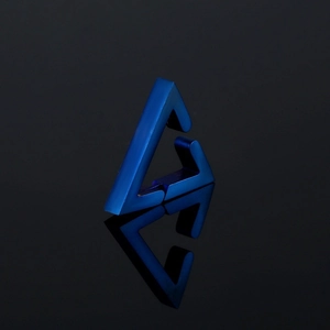 Minimalistischer geometrischer Dreieck-Ohrklemme in blauem Metallic auf Reflexionsfläche
