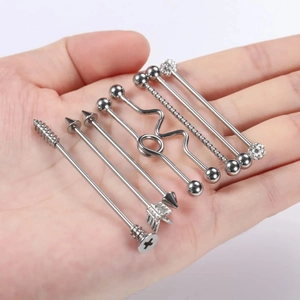 Set mit 7 silbernen Industrial Piercings aus Edelstahl in verschiedenen Designs für Ohren