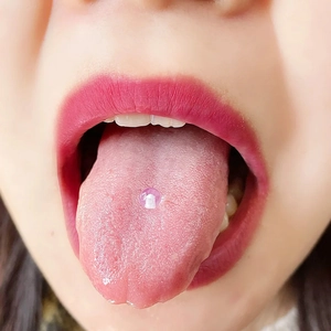 Bijou de piercing de langue en acrylique transparent avec une finition rose translucide