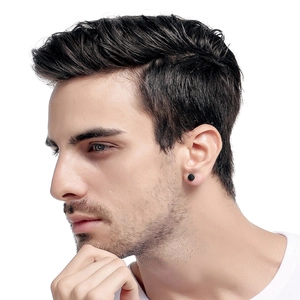 Gros plan d'un homme portant une boucle d'oreille ronde en acier noir mat de 6mm