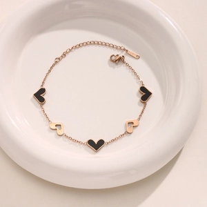Roségoldenes Herz-Anhänger-Armband mit schwarzen Emaille-Charms und hohlen Gliedern